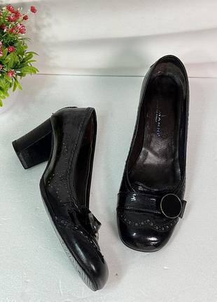 Вишукані лаковані туфлі човники з брошками lara manni