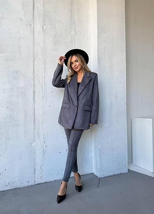 Замшевий костюм з подовженим піджаком на гудзиках з лосинами з стрілками з переду