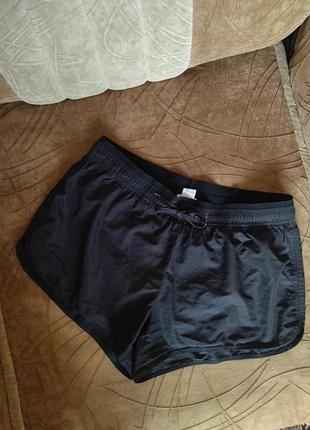 Легкі чорні жіночі шорти