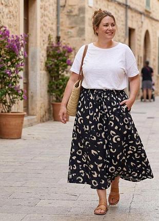 Льняна  спідниця нижче колін бренду м&s з розрізами по боках .
заміри:пот-52 см(резинка),поб-70 см.
довжина виробу-77 см.