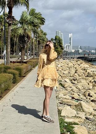 Яскрава сукня з квітами