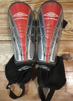 Футбольные щитки umbro