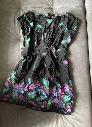 Платье в принт перышки