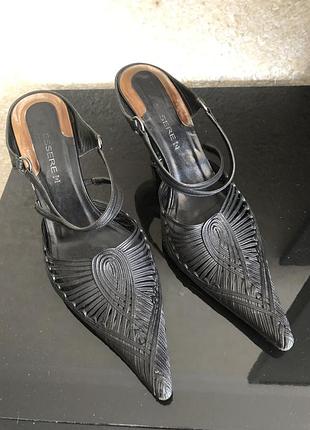 Шкіряні брендові шльопки