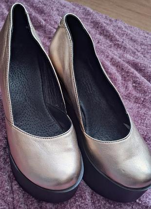 Туфлі жіночі.