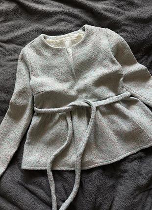 Вовняний жіночий жакет напівпальто з баскою та з поясом anna yakovenko коротке пальто піджак з шерсті букле блакитний рожевий колір