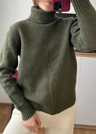 Стильний акриловий светр в відтінку хакі від бренду jennyfer