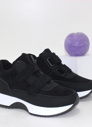 Комфортні високі жіночі чорні кросівки з двома липучками на підвищеній підошві