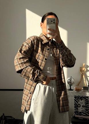 Зручна сорочка в клітинку з розрізами на рукавах