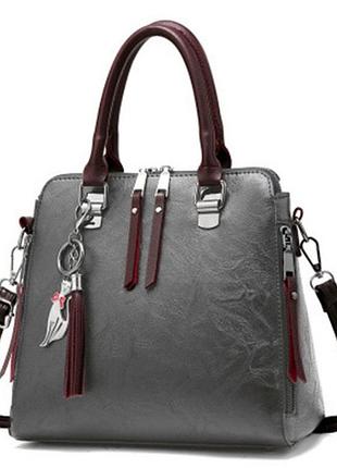 Стильна жіноча сумка з брелоком через плече. містка жіноча сумочка з екошкіри сірий