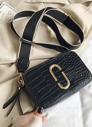 Жіноча прямокутна сумочка крос-боді з широким ремінцем під рептилію крокодил чорного кольору