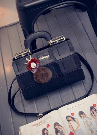Стильна жіноча сумка з брелоком