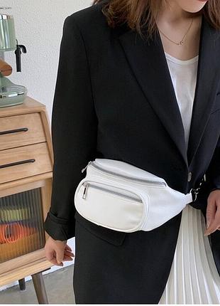 Женская классическая бананка на два отдела на цепочке белого цвета