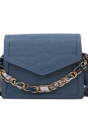 Женская сумочка классика под рептилию на плечо с широким ремешком на цепочке синяя
