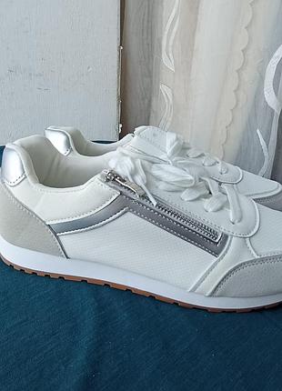 Кроссовки в новом состоянии