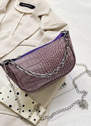 Женская невеликая сумочка кросс-боди багет на цепочке под рептилию фиолетовая