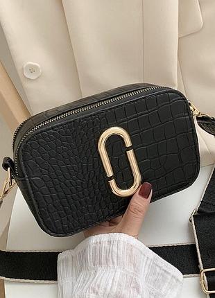 Женская прямоугольная сумочка с ремешком под рептилию черного цвета