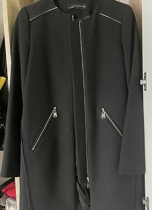 Нове  чорне пальто  на блискавці від zara