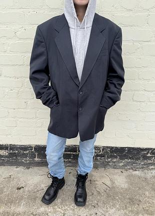 Піджак чоловічий графітовий в тонку блакитну полоску.