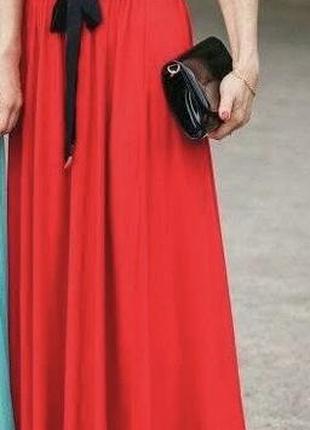 Червона вечірня сукня