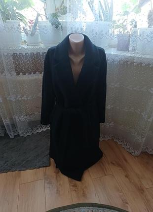 Жіноче чорне пальто з поясом