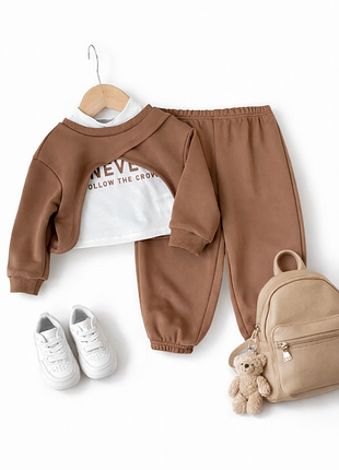 Весенний костюм. состоит из брюк, майки и укороченного лонгслива