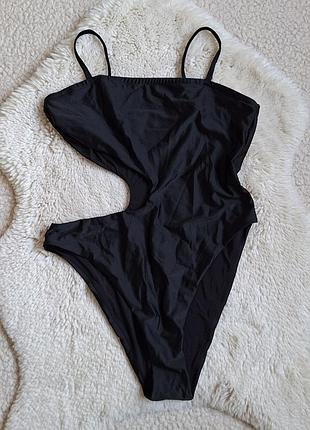 Суцільний купальник з вирізом збоку