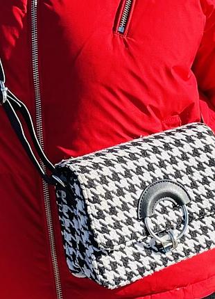 Элегантная твидовая сумка-кроссбоди с рисунком “гусиная лапка”