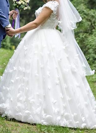 Казкова весільна сукня з 3d-метеликами