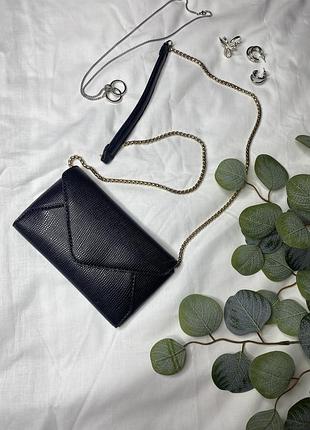 Чорна сумка-клатч у формі конверта