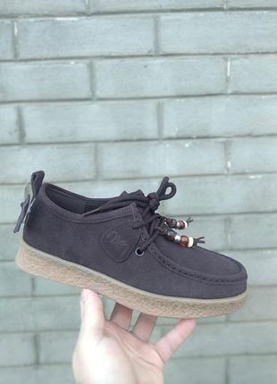 Туфли женские замшевые шоколадного цвета на шнурках на танкетке