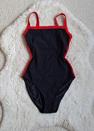 Слитный купальник с яркой окантовкой для бассейна