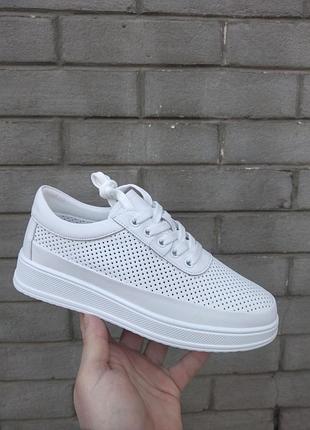 Кеды женские белые кожаные с перфорацией на шнурках