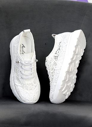 Білі літні кросівки з текстильного мережива