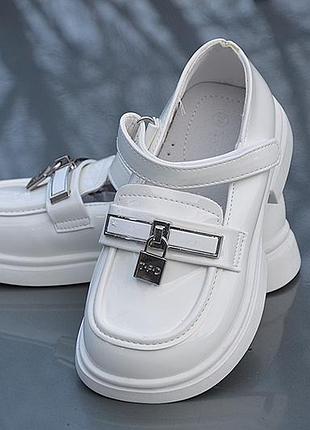 Білосніжні туфельки на дівчинку