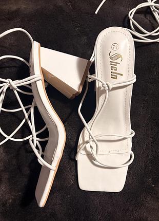 Босоніжки із завʼязками