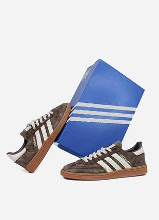 Стильні жіночі кросівки adidas spezial handball earth strata gum