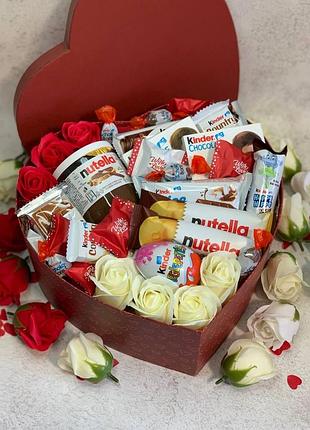 Женский подарочный бокс-сердце со сладостями