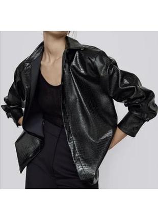 Шкірянка с тисненням під рептилію від zara