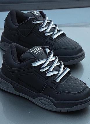 Демісезонні чорні кросівки на хлопців