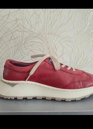 Красные кроссовки, бообои,жиногие.