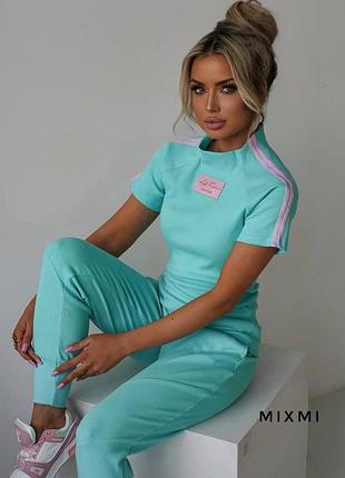 Жіночий костюм у дрібний рубчик