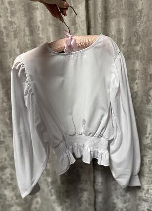 Красива біла блузка з пишними рукавами