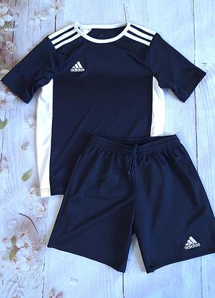 Спортивний комплект adidas вказано 9-10 років