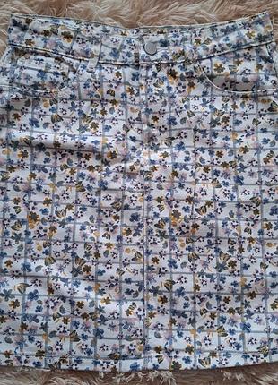 Белая джинсовая мини юбка в цветочки
