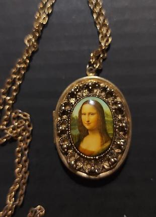Vintage 1960s mona lisa locket