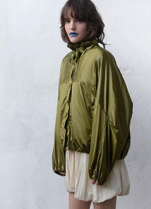 Зелена куртка zara нейлонова куртка оверсайз хакі куртка вільна оливкова куртка з високим коміром вітрівка оверсайз куртка вільного крою зелена куртка