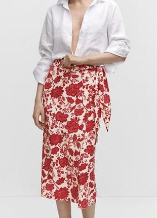 Літня спідниця міді в квітковий принт на запах від бренду mango в розмірі м з натуральних тканин