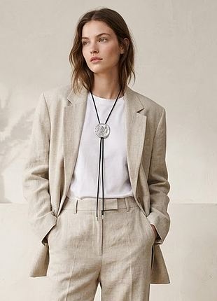 Колье галстук-боло на черном кожаном шнурке с серебристым кулоном-медальгоном