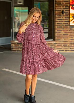 Женское платье темно красное бордовое в маленький цветочек с принтом шифоновое из шифона расклешенная нище колен с длинными рукавами на пуговицах с рюшами